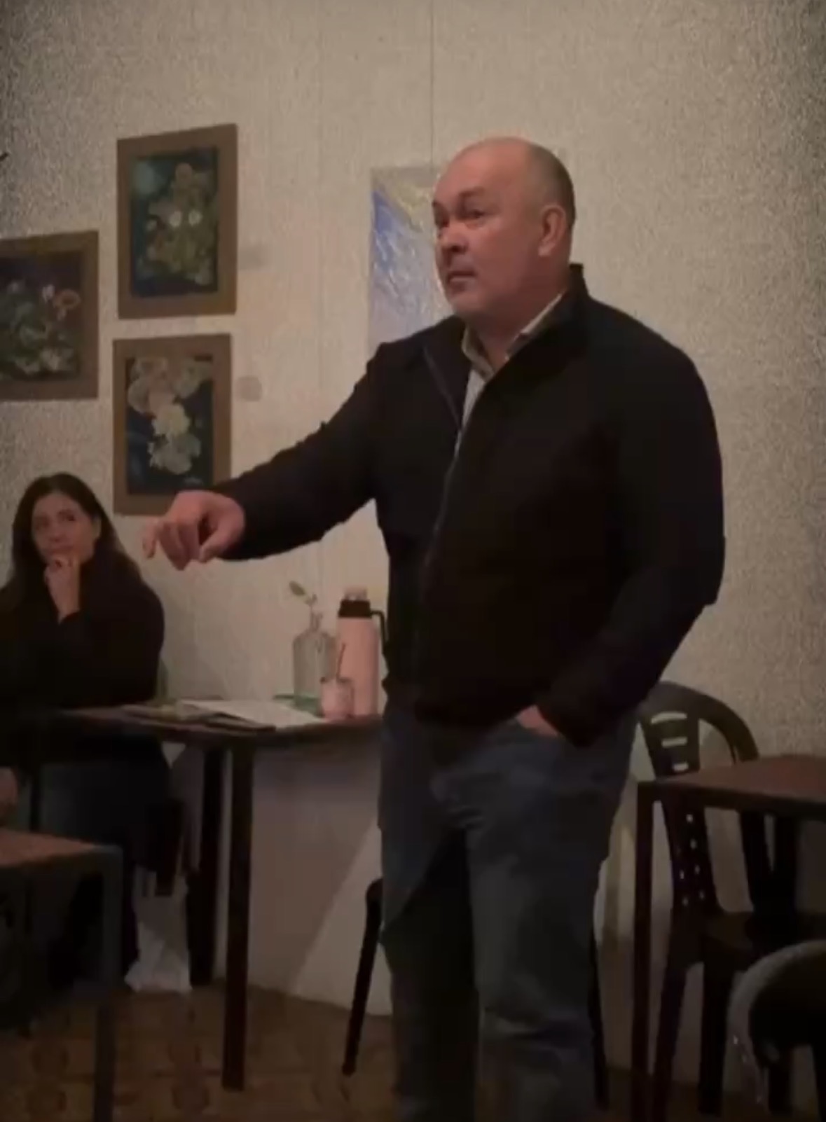 Maximiliano Meza exponiendo durante una clínica operativa